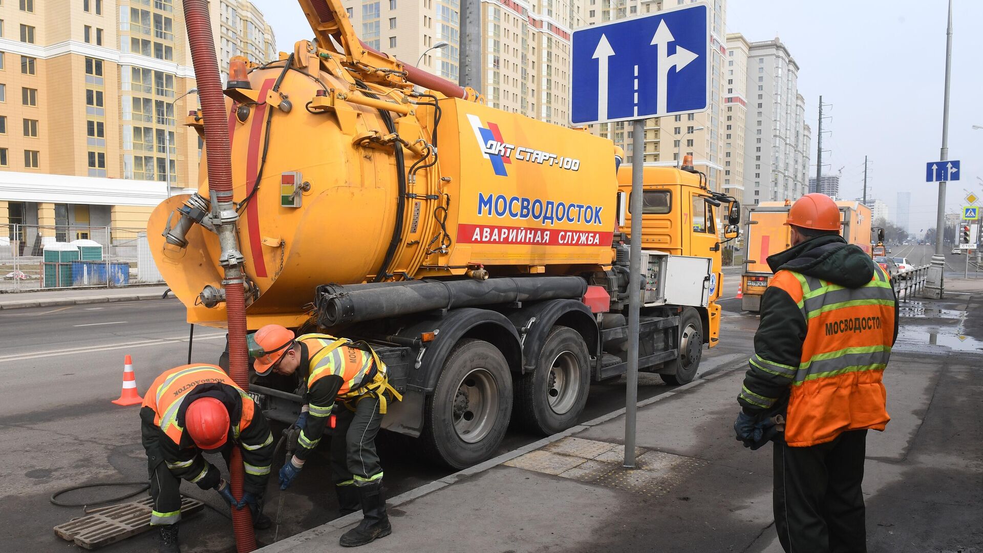 Сотрудники ГУП Мосводосток чистят коллектор на одной из улиц в Москве - РИА Новости, 1920, 24.03.2023