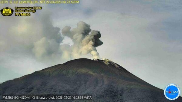 Столб пепла, выбрасываемый вулканом Левотоло на острове Ломблен в Индонезии