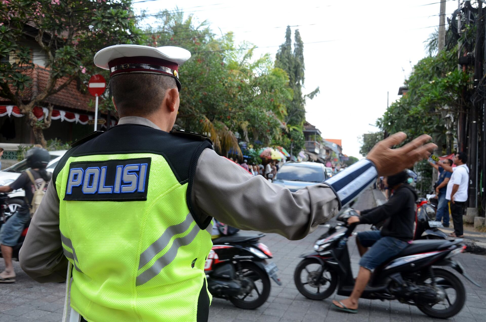 Полицейский регулирует движение на дороге на Бали, Индонезия  - РИА Новости, 1920, 25.09.2023