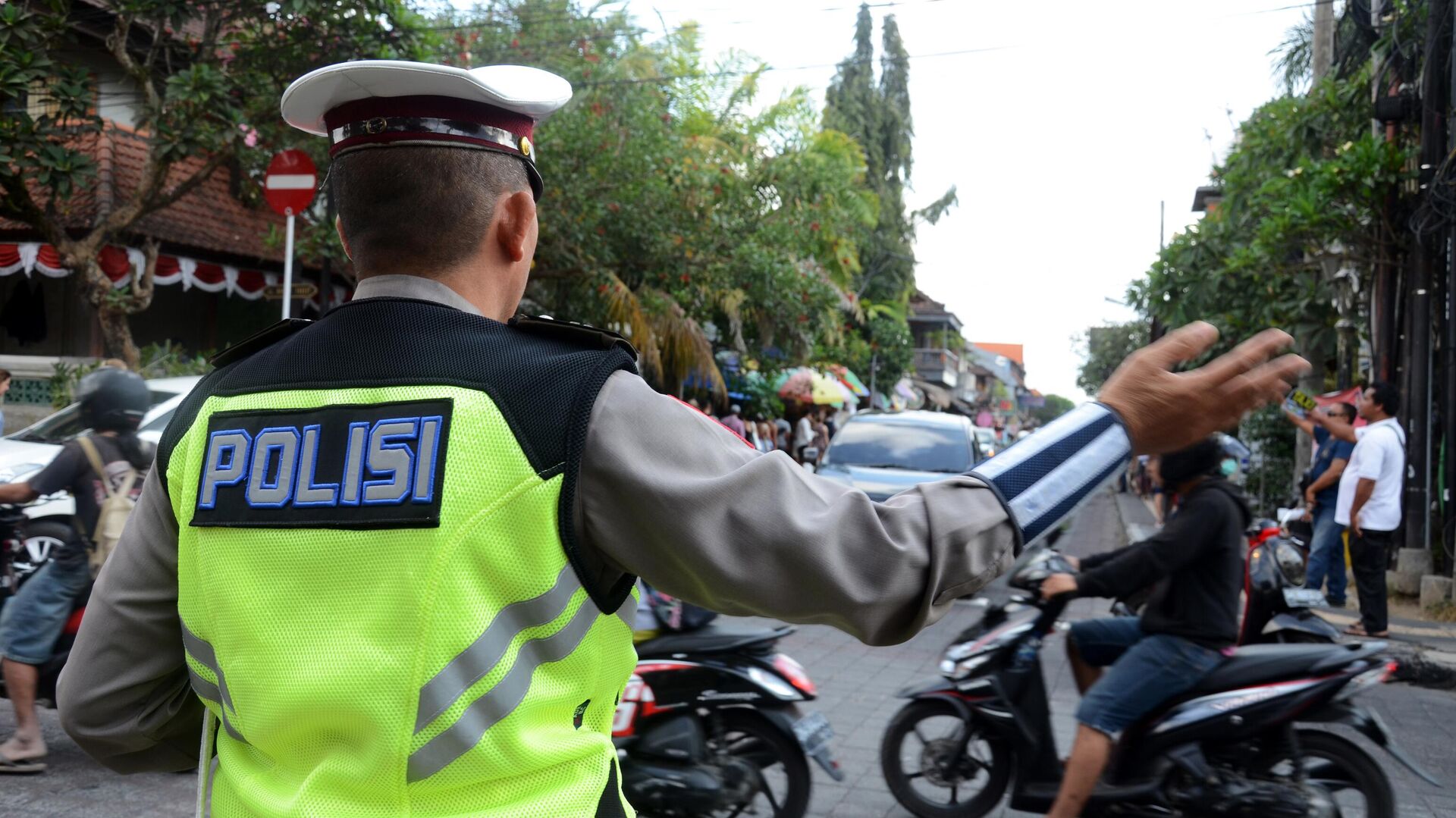Полицейский регулирует движение на дороге на Бали, Индонезия  - РИА Новости, 1920, 27.03.2023