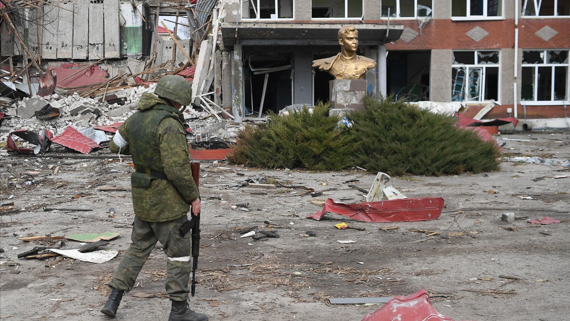 Военнослужащий у памятника герою Великой Отечественной войны Петру Шевченко у школы в поселке Смоляниново в ЛНР - РИА Новости, 1920, 25.03.2023