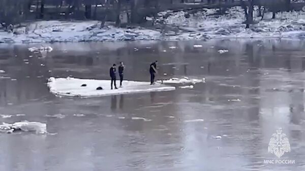 Люди на льдине на реке Урал в Оренбурге