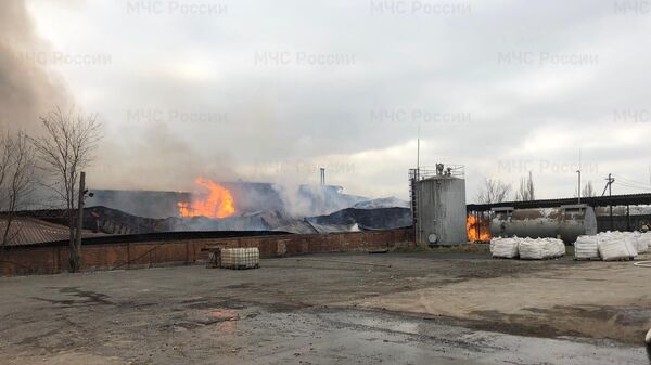 Пожар в складском помещении с целлюлозой в Аксае Ростовской области