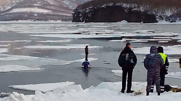 Пожарный из камчатского Вилючинска Николай Шаров спас девочку с оторвавшейся льдины