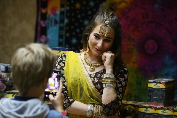 Участница 15-го фестиваля Холи Мела в Москве. В рамках фестиваля в Центре индийской культуры работает индийский базар