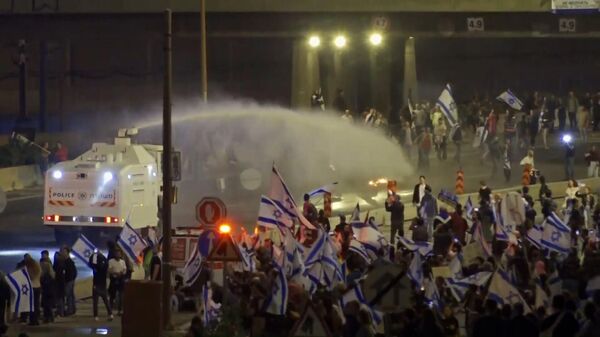 Перекрытая трасса и водометы: многотысячный митинг против судебной реформы в Тель-Авиве