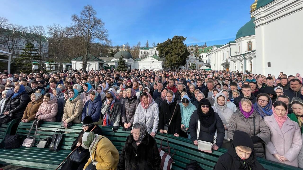 Несколько тысяч верующих пришли в Киево-Печерскую лавру на молитву  - РИА Новости, 1920, 28.03.2023