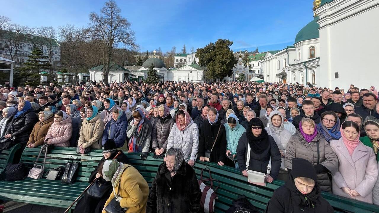 Несколько тысяч верующих пришли в Киево-Печерскую лавру на молитву  - РИА Новости, 1920, 30.03.2023