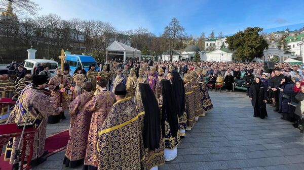 Несколько тысяч верующих пришли в Киево-Печерскую лавру на молитву 
