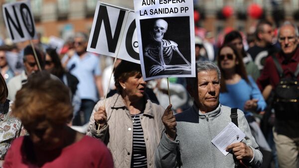 Участники митинга в защиту системы общественного здравоохранения в Мадриде, Испания