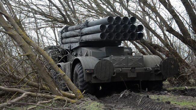 Замаскированные позиции РСЗО Ураган на боевом дежурстве в Запорожской области