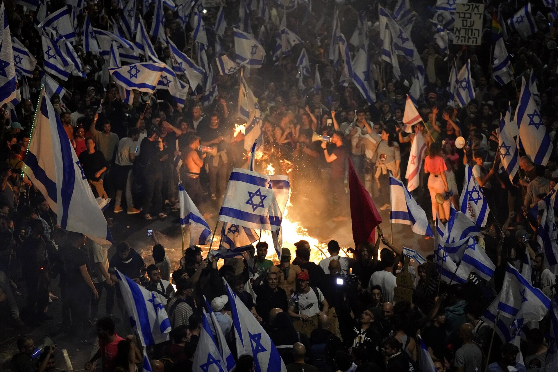Столкновения протестующих с полицией во время митинга против судебной реформы израильского правительства в Тель-Авиве, Израиль - РИА Новости, 1920, 27.03.2023