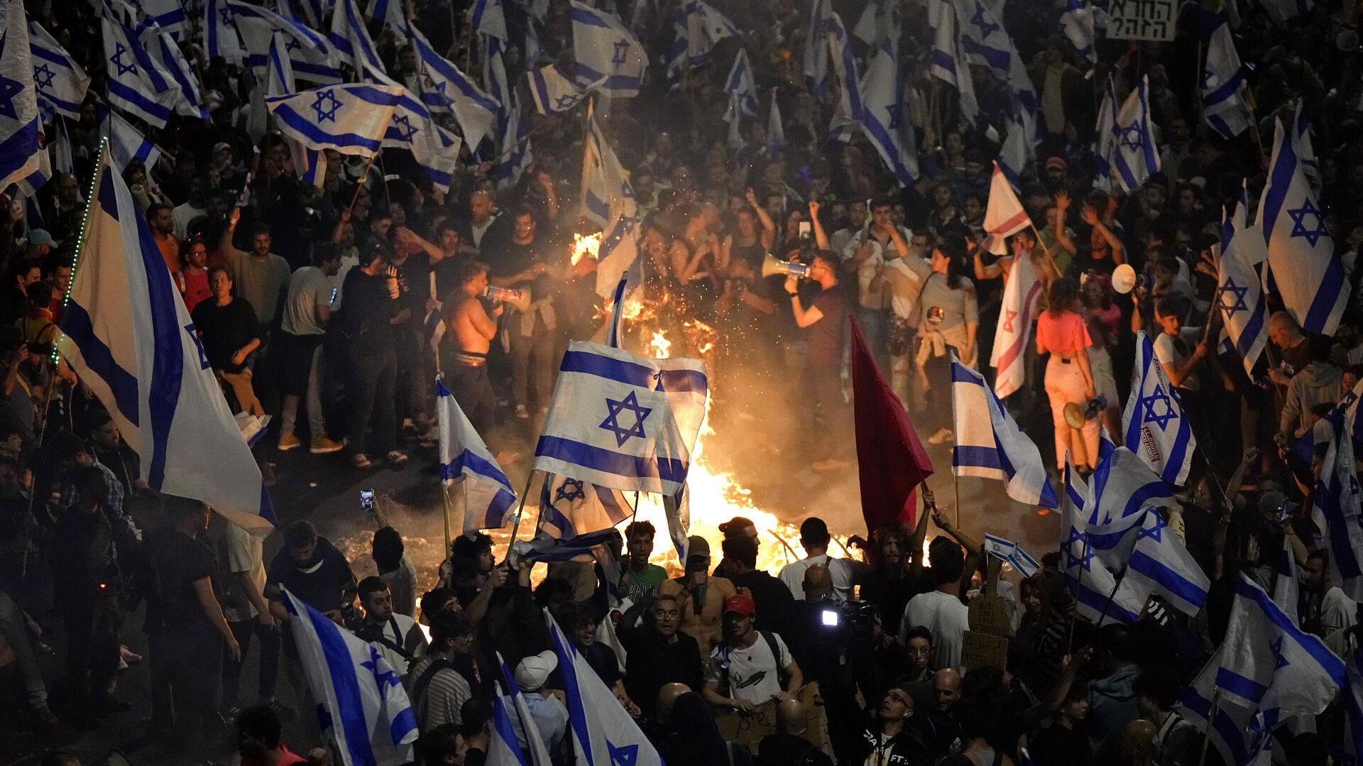 Столкновения протестующих с полицией во время митинга против судебной реформы израильского правительства в Тель-Авиве, Израиль - РИА Новости, 1920, 27.03.2023