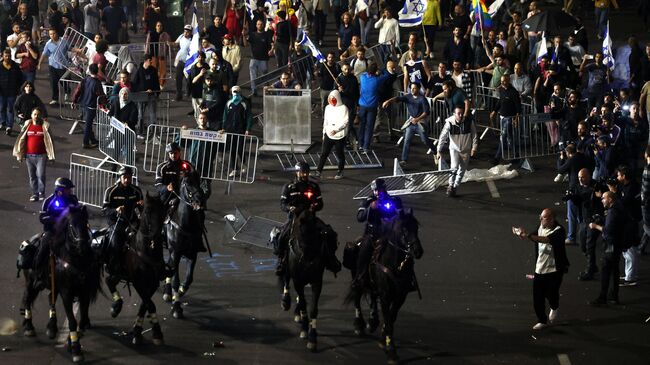 Столкновения протестующих с полицией во время митинга против судебной реформы израильского правительства в Тель-Авиве, Израиль