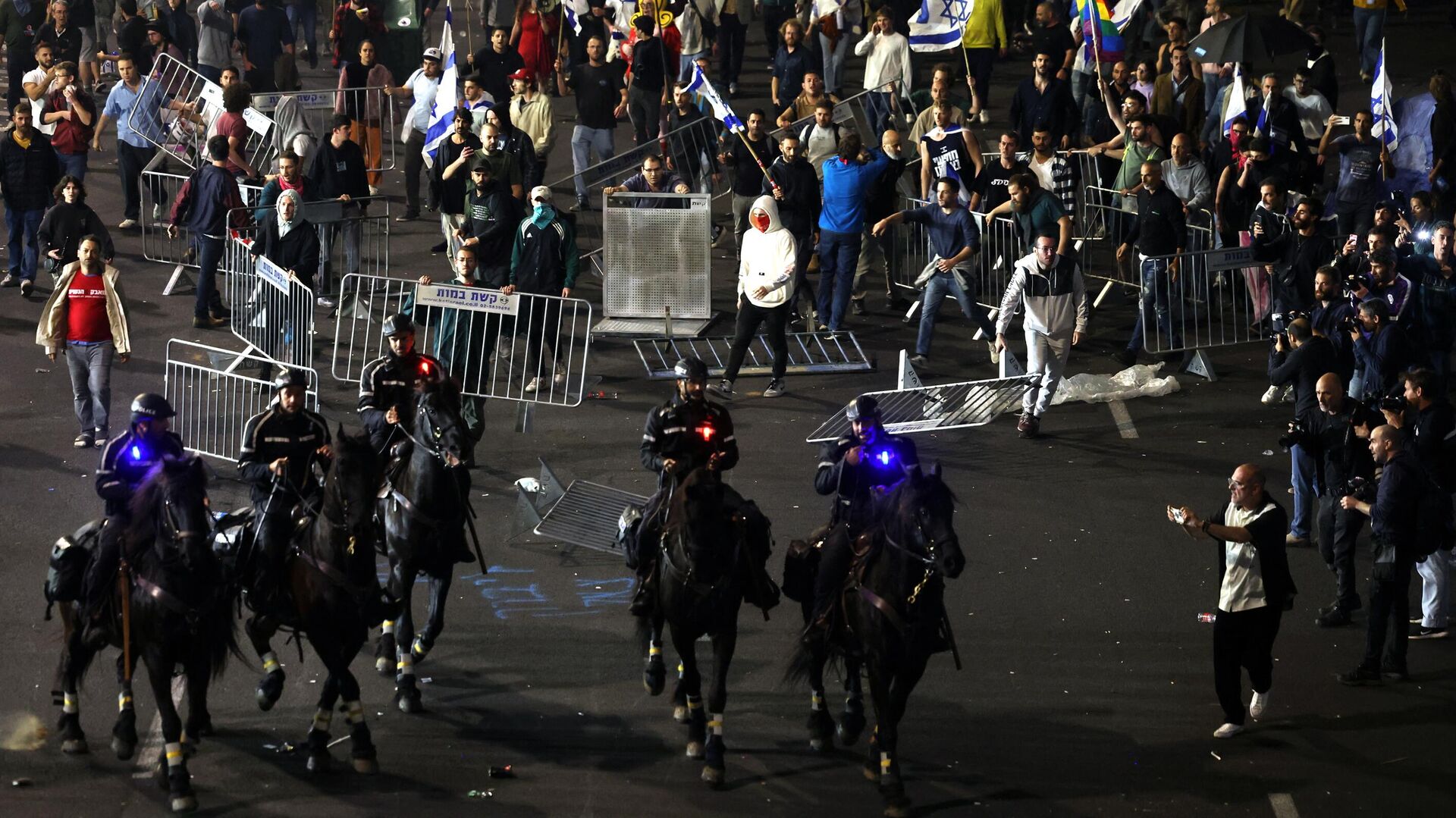 Столкновения протестующих с полицией во время митинга против судебной реформы израильского правительства в Тель-Авиве, Израиль - РИА Новости, 1920, 26.03.2023
