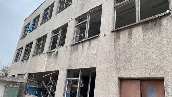 Последствия прямого попадания снаряда, выпущенного с позиций ВФУ, в административное здание цеха электроснабжения ГУП Стирол