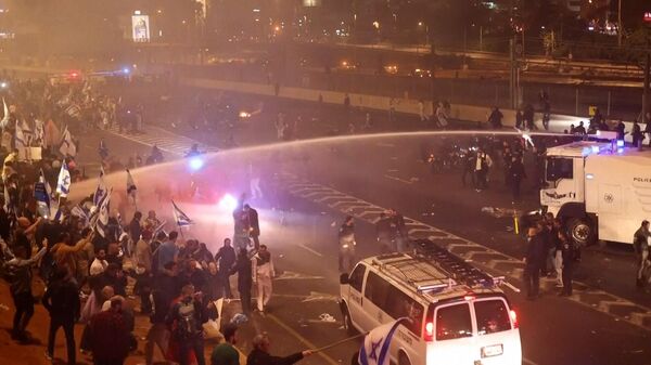 Столкновения протестующих с полицией во время митинга против судебной реформы