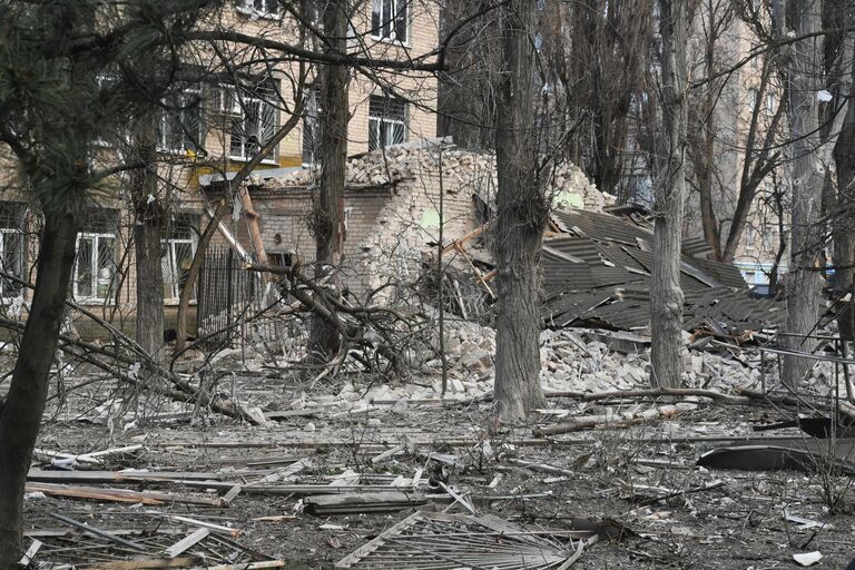 Обломки здания, пострадавшего в результате артиллерийского обстрела со стороны ВСУ