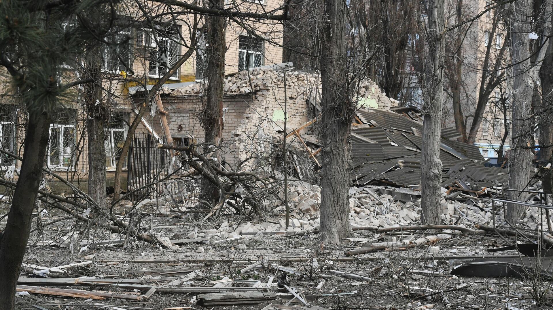 Обломки здания, пострадавшего в результате артиллерийского обстрела со стороны ВСУ - РИА Новости, 1920, 29.03.2023