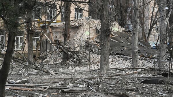 Обломки здания, пострадавшего в результате артиллерийского обстрела со стороны ВСУ