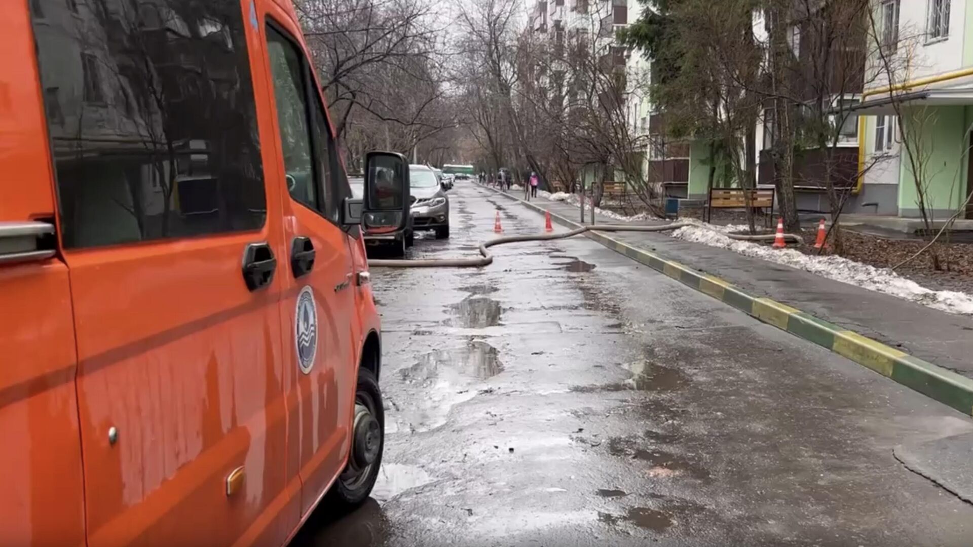 Автомобиль бригады ГУП Мосводосток на месте ликвидации временных скоплений воды - РИА Новости, 1920, 25.03.2023