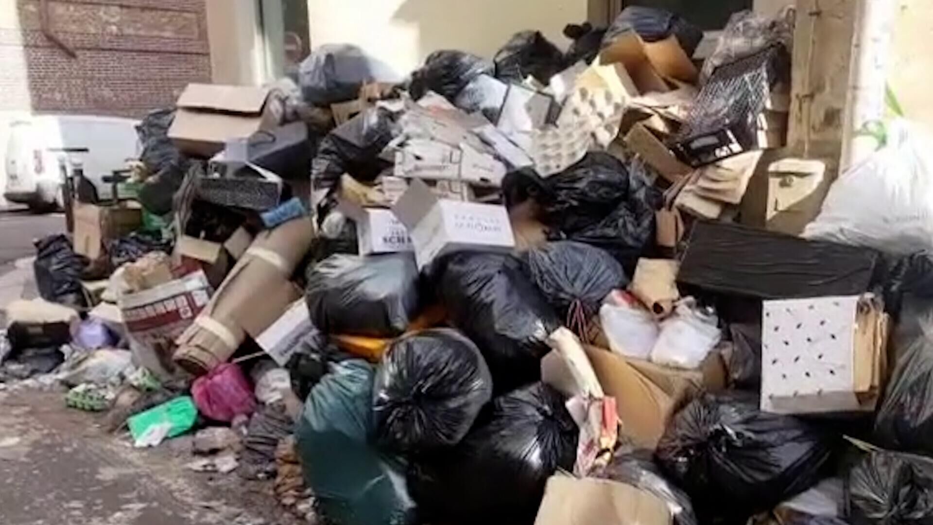 Скопление мусора в Париже из-за забастовки против пенсионной реформы - РИА Новости, 1920, 27.03.2023