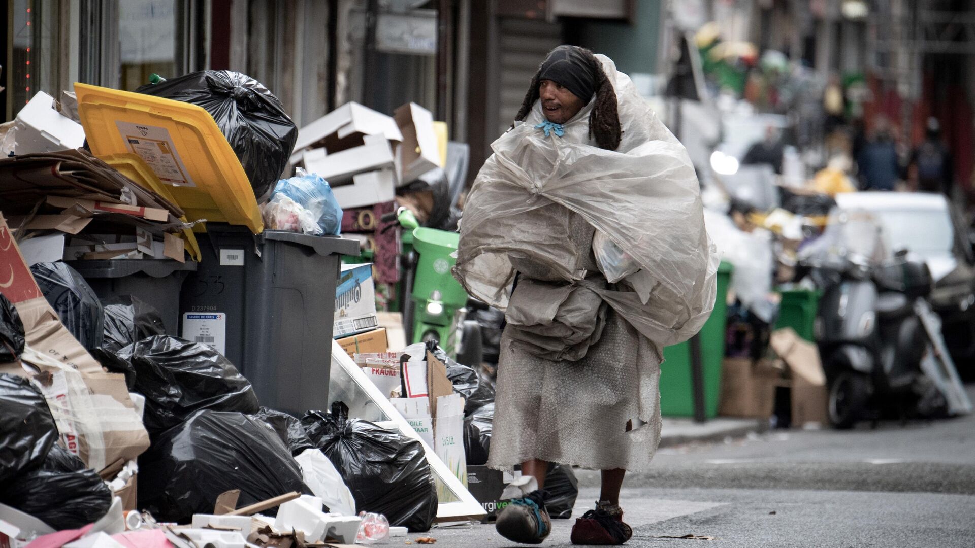 Бездомный на улице, заваленной мусором после акция протеста, в Париже - РИА Новости, 1920, 28.03.2023