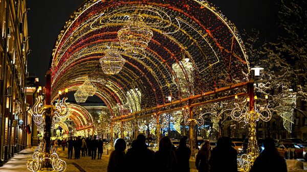Праздничные новогодние украшения на Лубянской площади в Москве