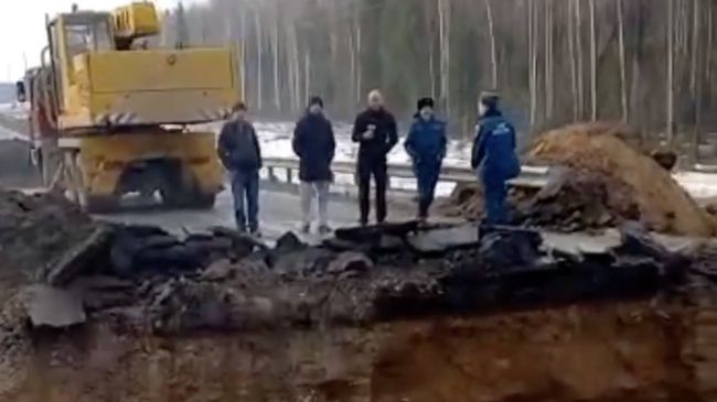 В Марий Эл участок дороги разрушился из-за поломки водопроводной трубы