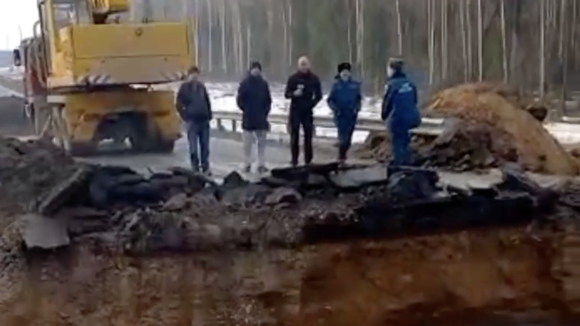 В Марий Эл участок дороги разрушился из-за поломки водопроводной трубы - РИА Новости, 1920, 27.03.2023