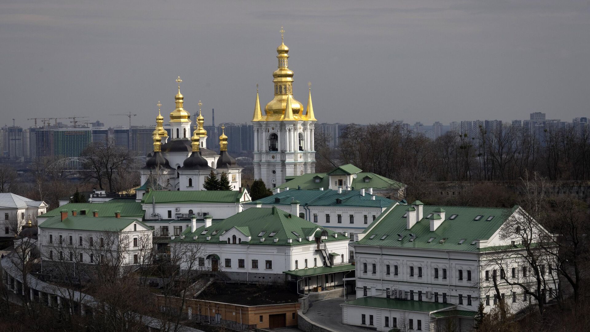 Суд на Украине снял электронный браслет с монаха Киево-Печерской лавры