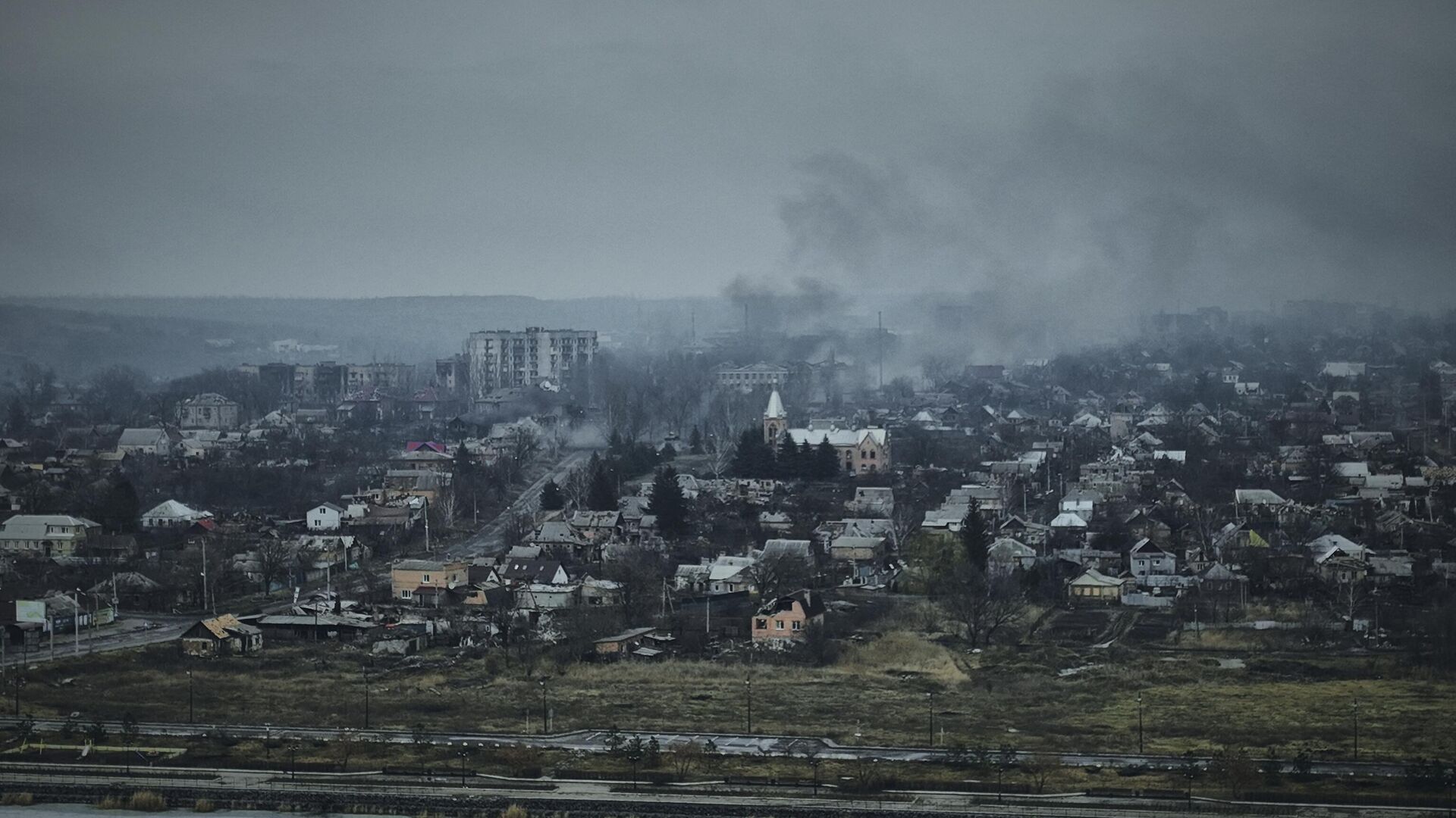 Дым в Артемовске - РИА Новости, 1920, 07.04.2023