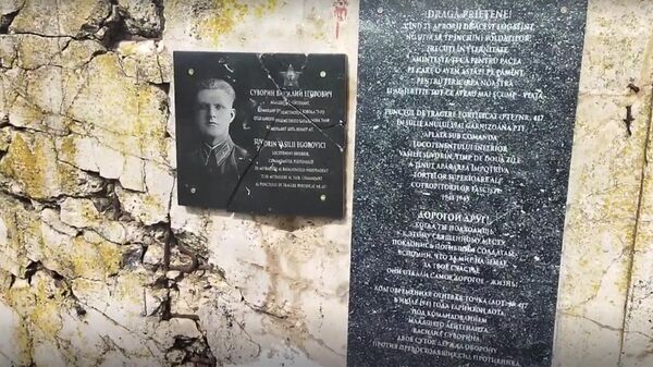 Оскверненный памятник героям Великой Отечественной войны в селе Кошница Дубоссарского района Молдавии. Кадр видео