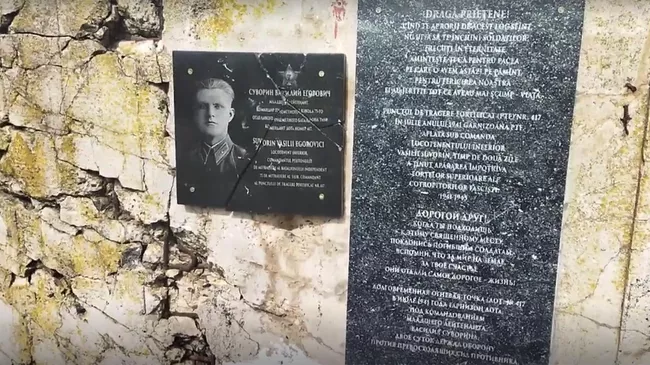 Оскверненный памятник героям Великой Отечественной войны в селе Кошница Дубоссарского района Молдавии. Кадр видео