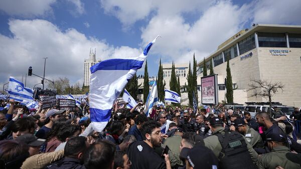 Драки израильтян с полицией во время акции протеста против плана премьер-министра Биньямина Нетаньяху по пересмотру судебной системы у здания парламента в Иерусалиме 