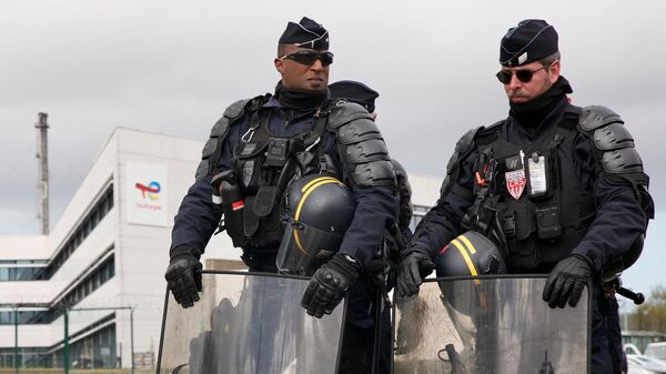 Полицейские возле нефтеперерабатывающего завода Gronfreville-l’Orcher во время забастовки сотрудников TotalEnergies