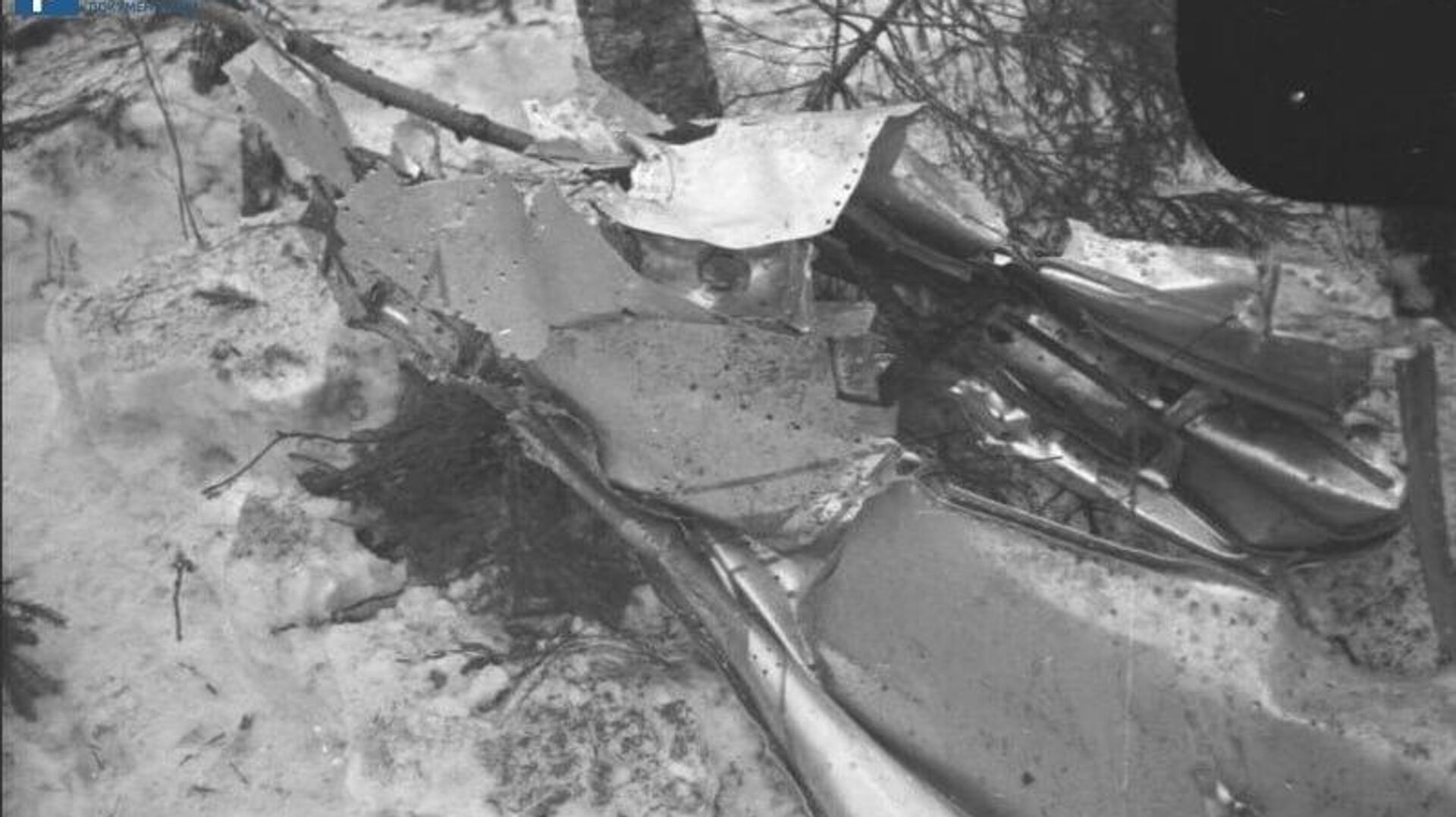Фрагмент фюзеляжа учебно-тренировочного истребителя МиГ-15 на месте авиакатастрофы, в которой погиб Юрий Гагарин. 28 марта 1968 - РИА Новости, 1920, 27.03.2023