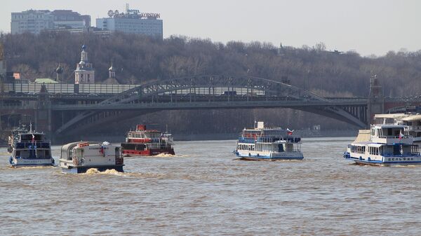 Речные суда идут по Москве-реке