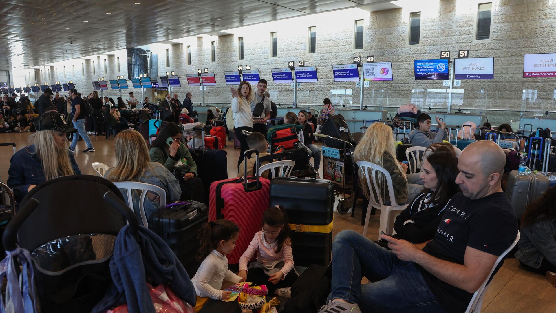 Пассажиры ждут своих рейсов во время забастовки в зале вылета в международном аэропорту Бен-Гурион недалеко от Тель-Авива - РИА Новости, 1920, 27.03.2023