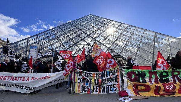 Сотрудники Лувра проводят забастовку с требованием отмены пенсионной реформы во Франции