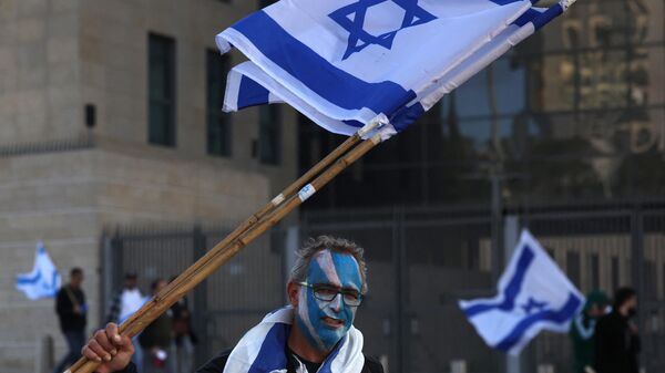 Протестующий у здания израильского парламента в Иерусалиме