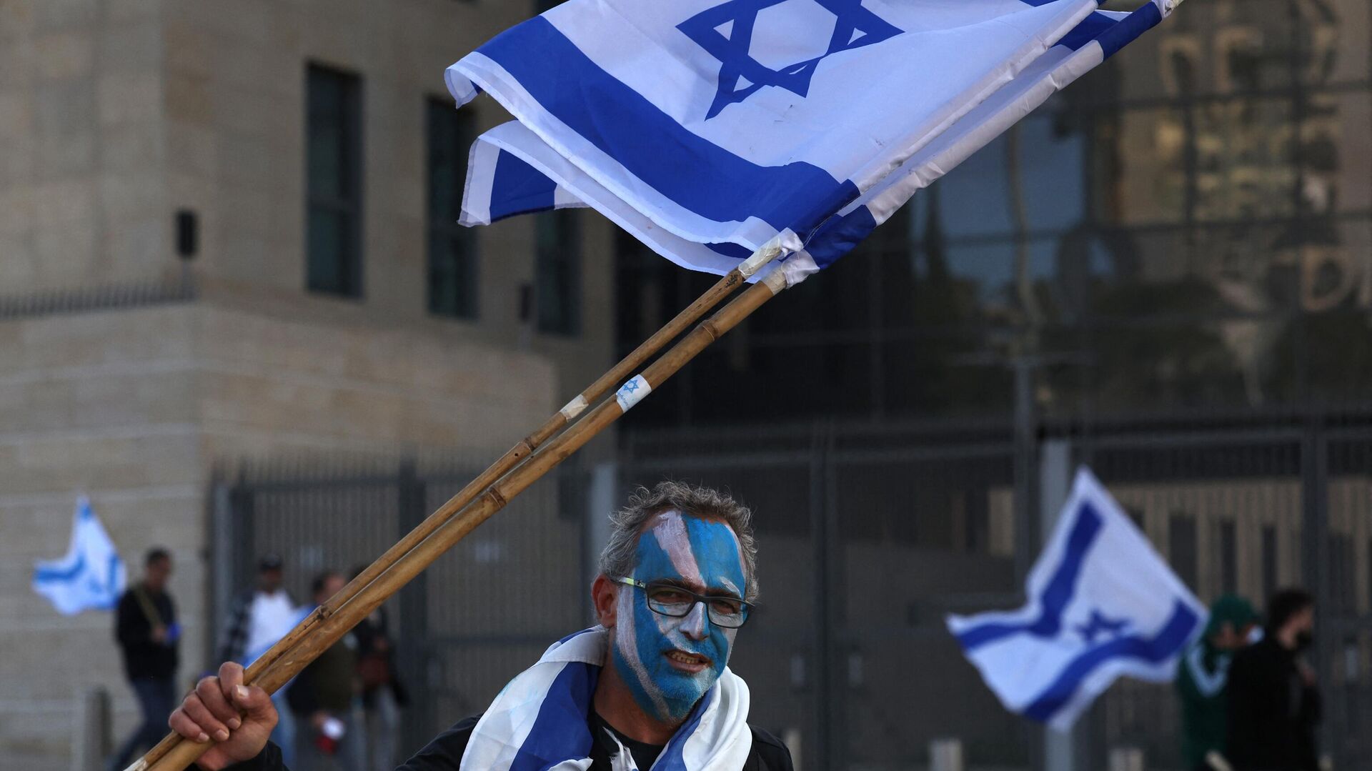 Протестующий у здания израильского парламента в Иерусалиме - РИА Новости, 1920, 27.03.2023