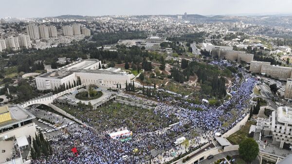 Толпа протестующих против реформы судебной системы у здания парламента в Иерусалиме