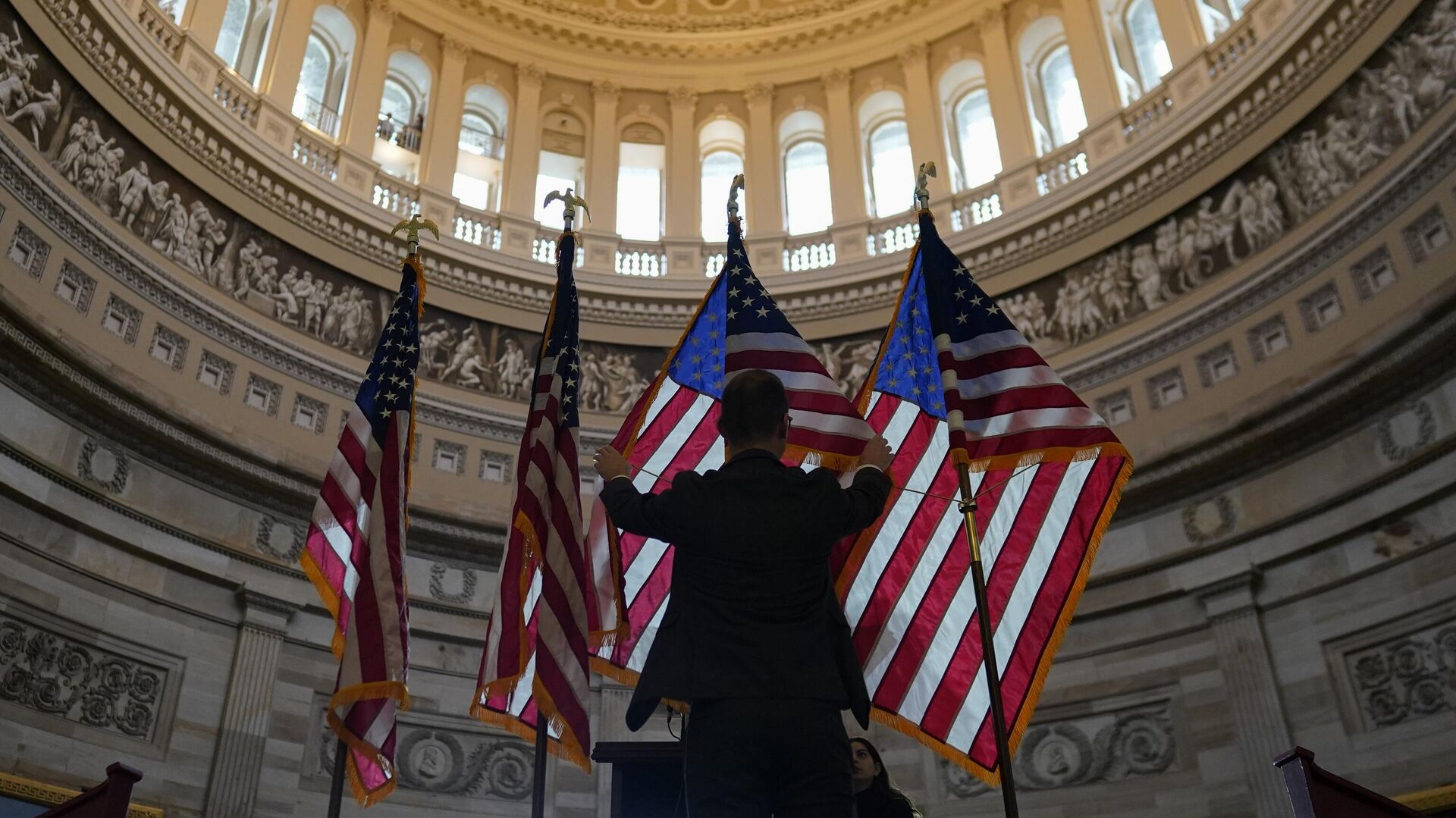 Государственные флаги в здании Капитолия в Вашингтоне, США - РИА Новости, 1920, 06.10.2023