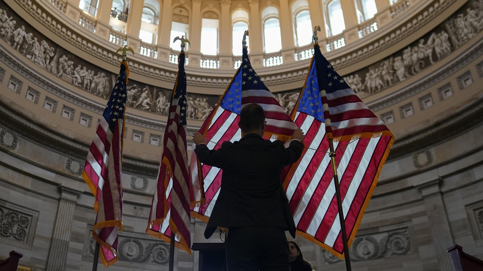 Флаги США в здании Капитолия в Вашингтоне, США1