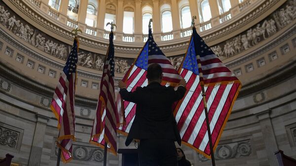 Флаги США в здании Капитолия в Вашингтоне, США 