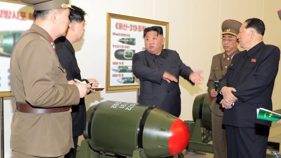 Лидер КНДР Ким Чен Ын во время принятия ядерного оружия на вооружение. 27 марта 2023 - РИА Новости, 1920, 28.03.2023