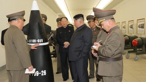 Лидер КНДР Ким Чен Ын во время принятия ядерного оружия на вооружение