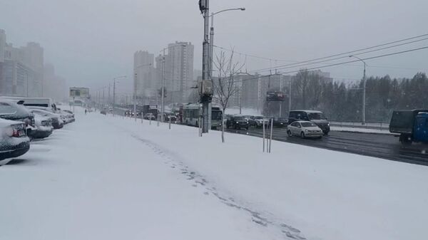 Минск накрыло снегом. Кадры из столицы Белоруссии
