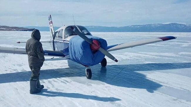 Самолет, незаконно приземлившийся на лед Байкала